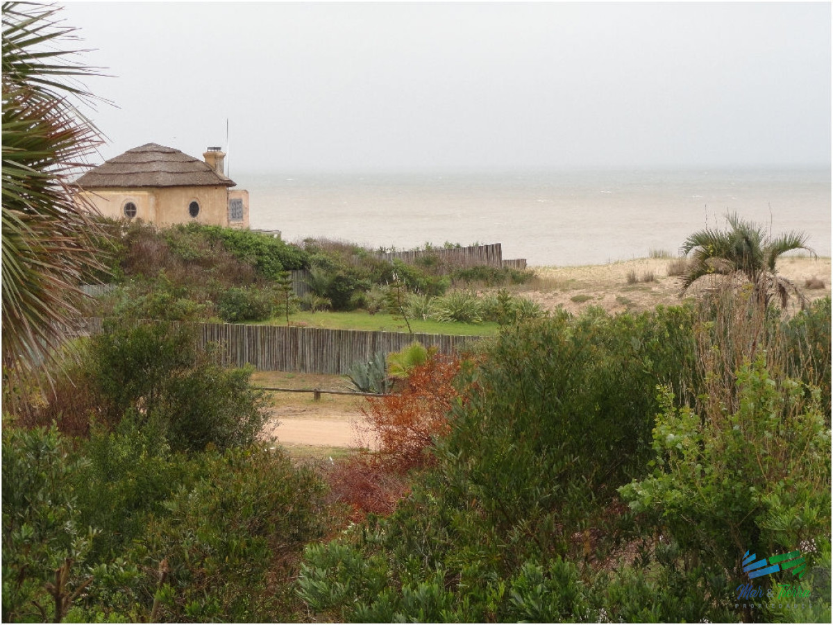 Casa ID.1738 - Casa en Alquiler en primera Lͭnea sobre el mar -Punta Piedra- Punta del Este 