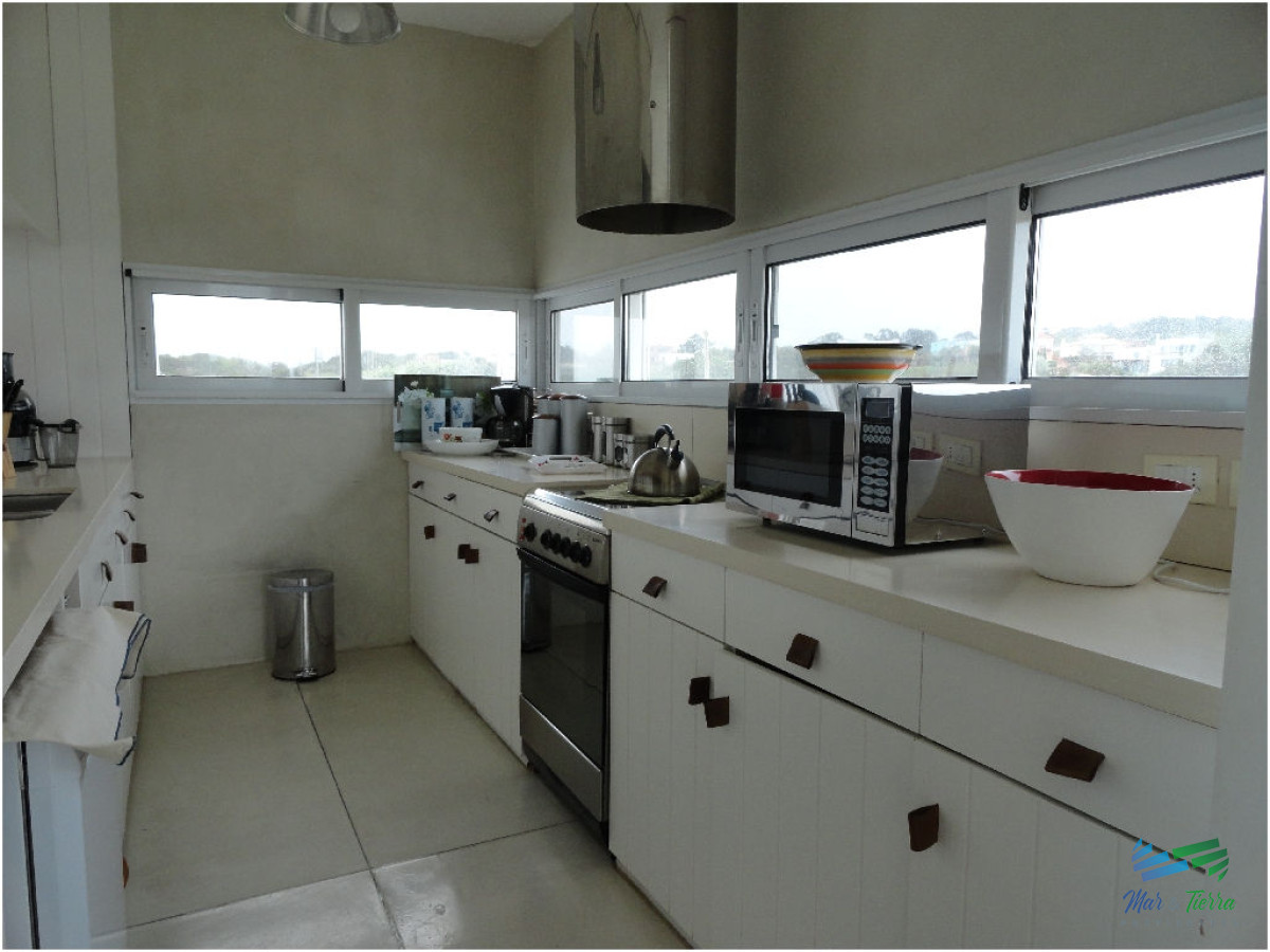 Casa ID.1738 - Casa en Alquiler en primera LÍ­nea sobre el mar -Punta Piedra- Punta del Este 