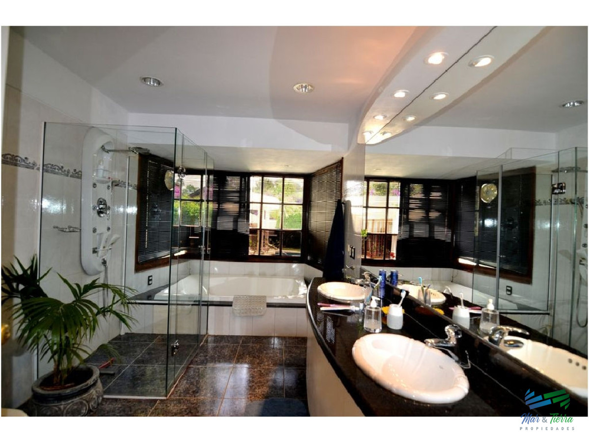 Casa ID.1565 - En venta y  alquiler de temporada... Espectacular casa en paradas de la mansa!