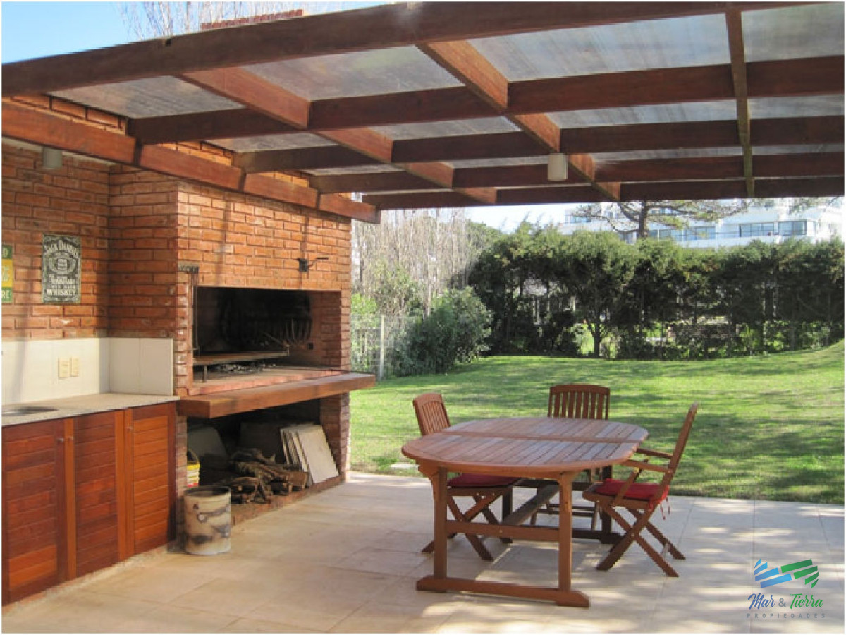 Casa ID.1811 - En alquiler!!  Moderna casa ubicada a 1 cuadra del mar, con vista parcial desde el dormitorio principal. 