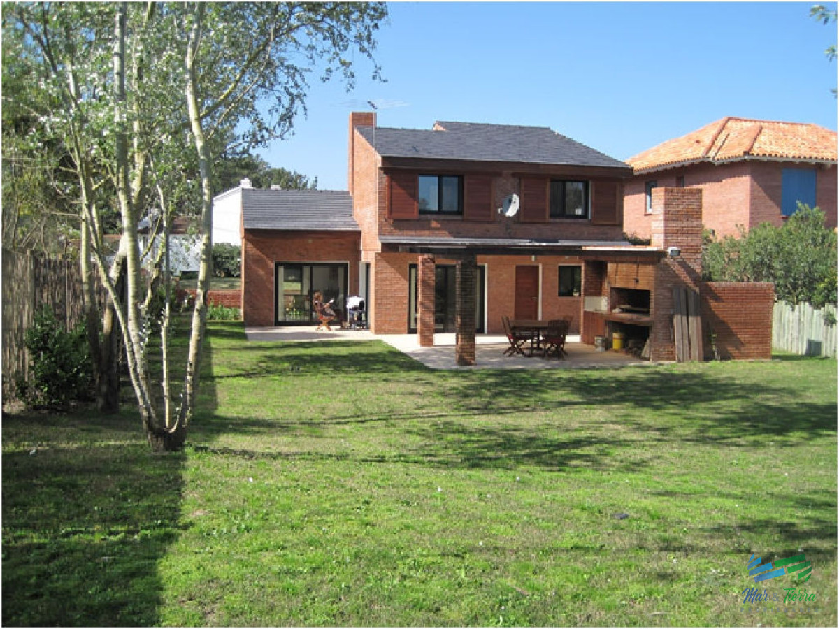 Casa ID.1811 - En alquiler!!  Moderna casa ubicada a 1 cuadra del mar, con vista parcial desde el dormitorio principal. 