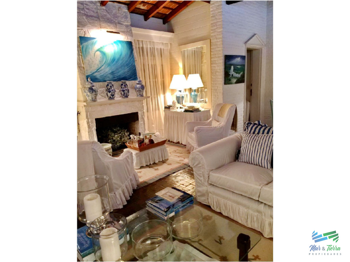 Casa ID.1849 - Casa en venta. A seis cuadras del mar.  Cuenta con tres dormitorios.