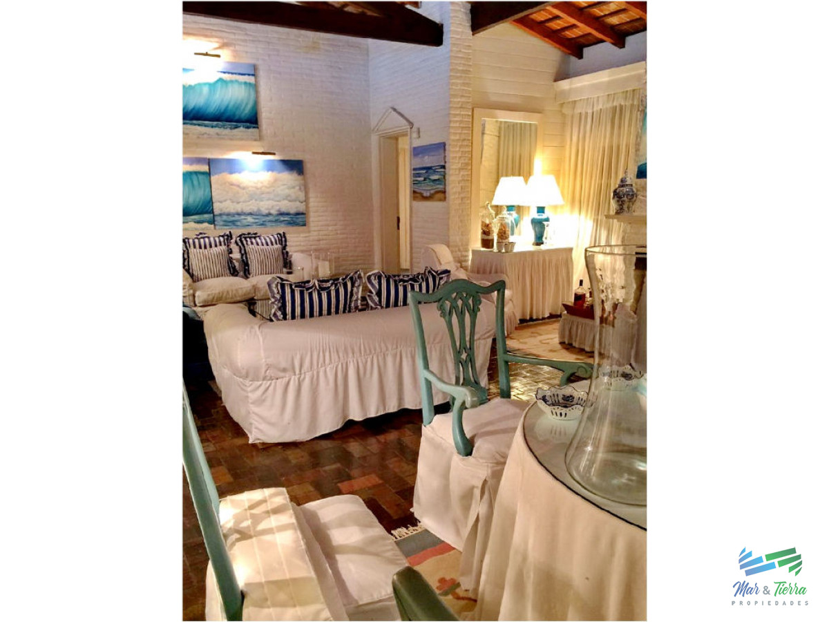 Casa ID.1849 - Casa en venta. A seis cuadras del mar.  Cuenta con tres dormitorios.