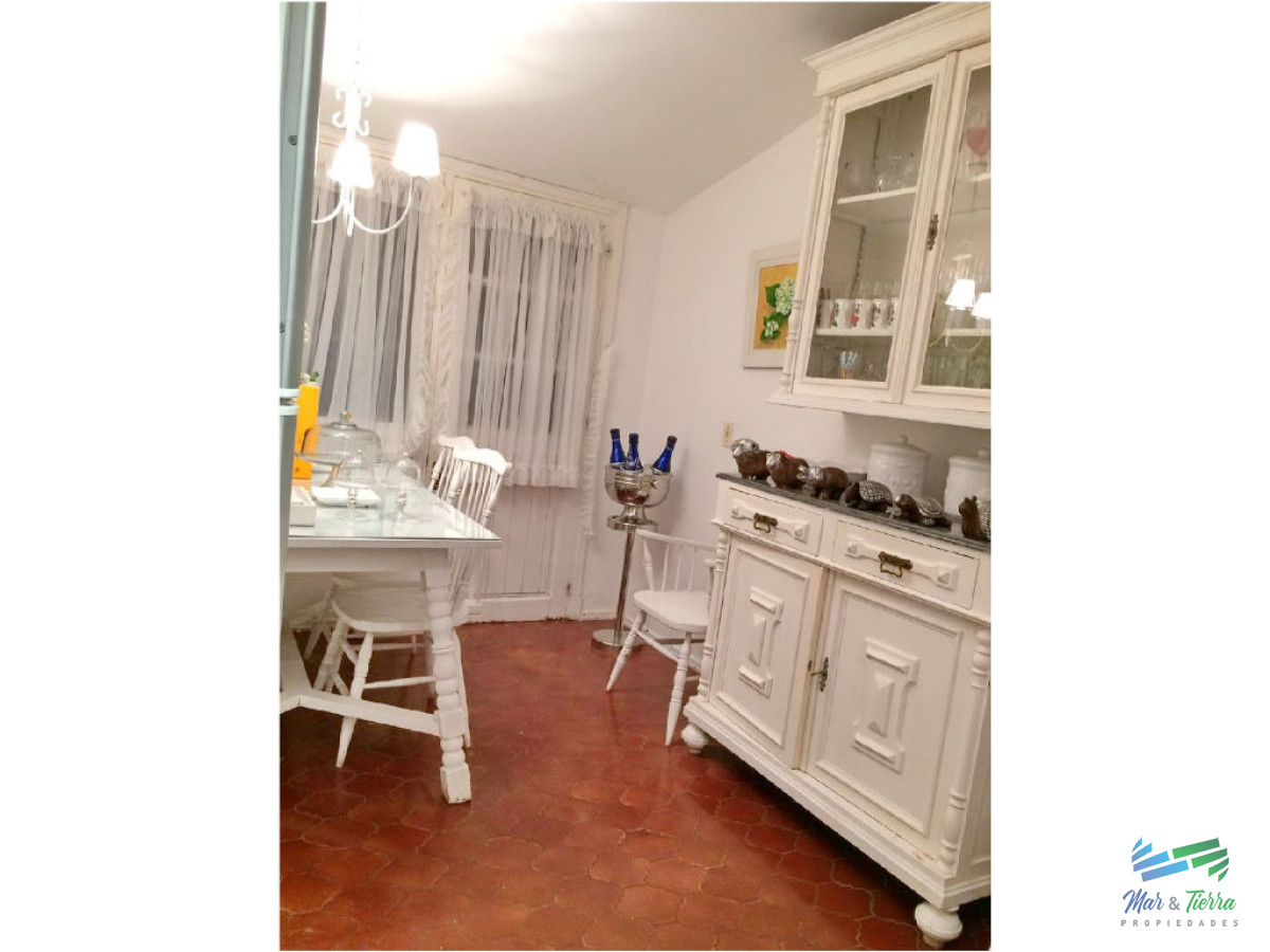 Casa ID.1849 - Casa en venta. A seis cuadras del mar.  Cuenta con tres dormitorios.