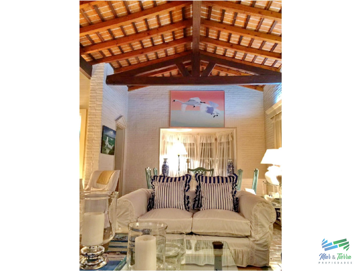 Casa ID.1849 - Casa en venta. A seis cuadras del mar.  Cuenta con tres dormitorios.