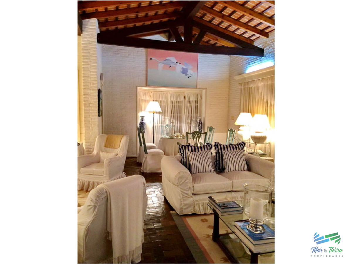 Casa ID.1849 - Casa en venta. A seis cuadras del mar.  Cuenta con tres dormitorios.