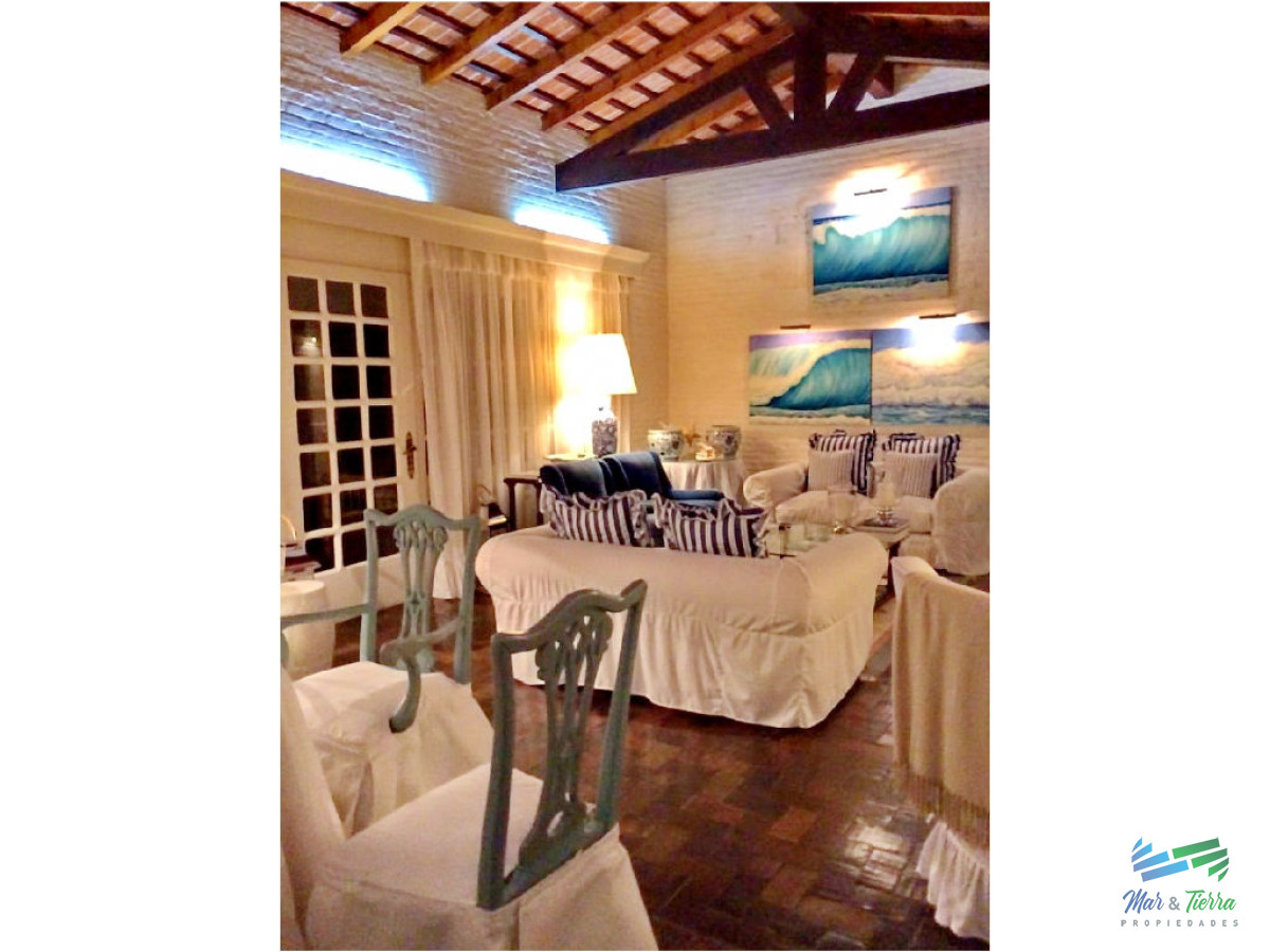 Casa ID.1849 - Casa en venta. A seis cuadras del mar.  Cuenta con tres dormitorios.
