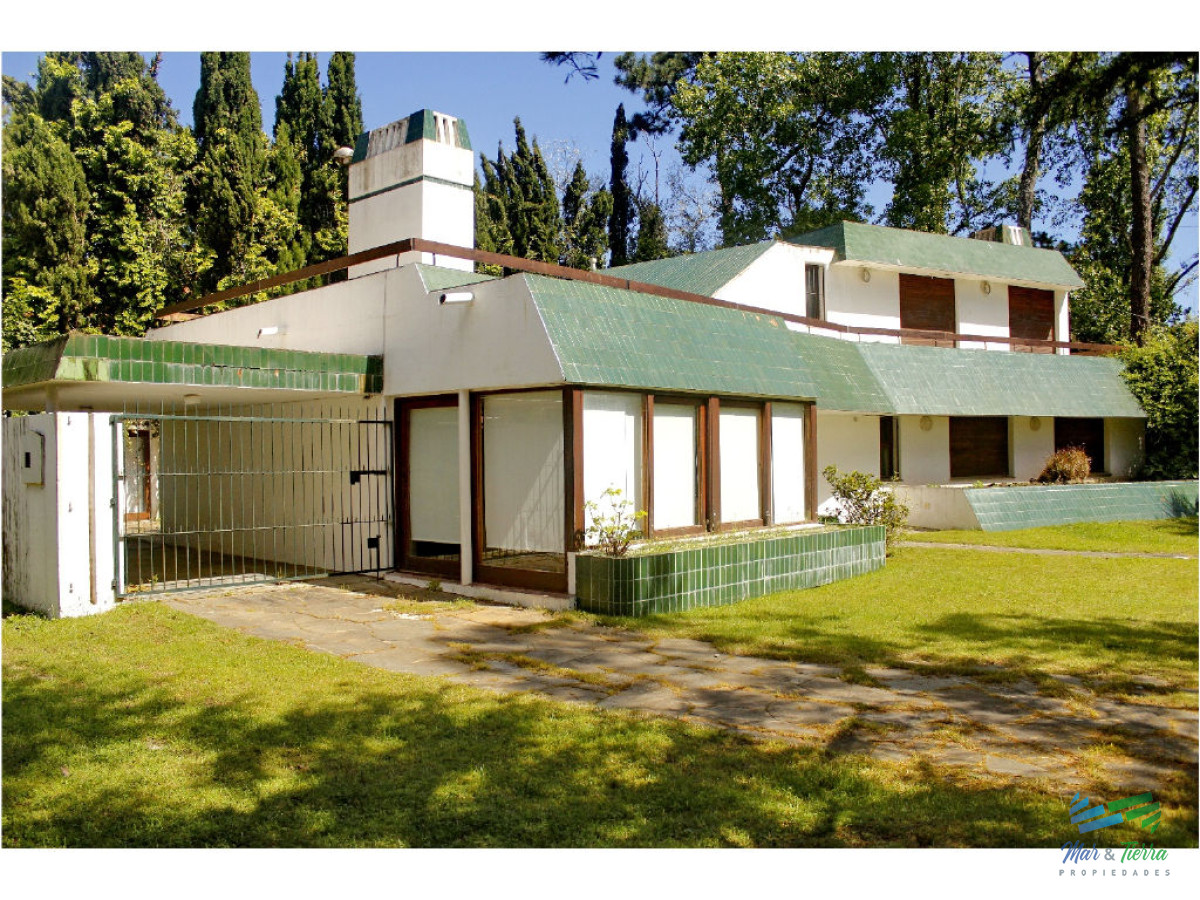 Casa ID.1853 - Vendo casa 5 dormitorios con piscina, primeras paradas playa mansa a 300 m del mar, Punta del Este.