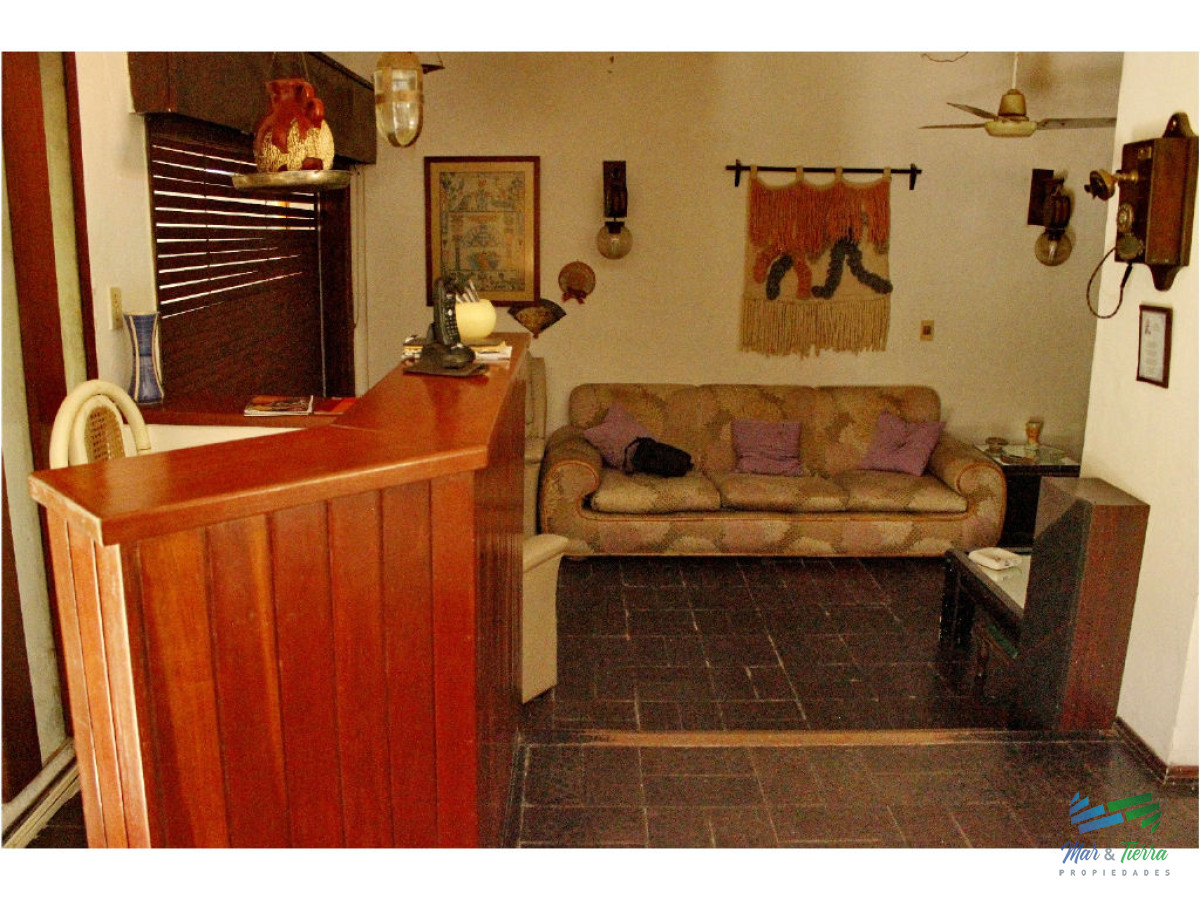 Casa ID.1853 - Vendo casa 5 dormitorios con piscina, primeras paradas playa mansa a 300 m del mar, Punta del Este.