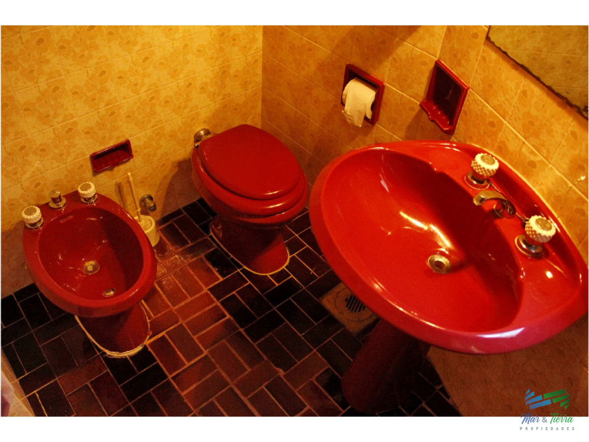 Casa ID.1853 - Vendo casa 5 dormitorios con piscina, primeras paradas playa mansa a 300 m del mar, Punta del Este.