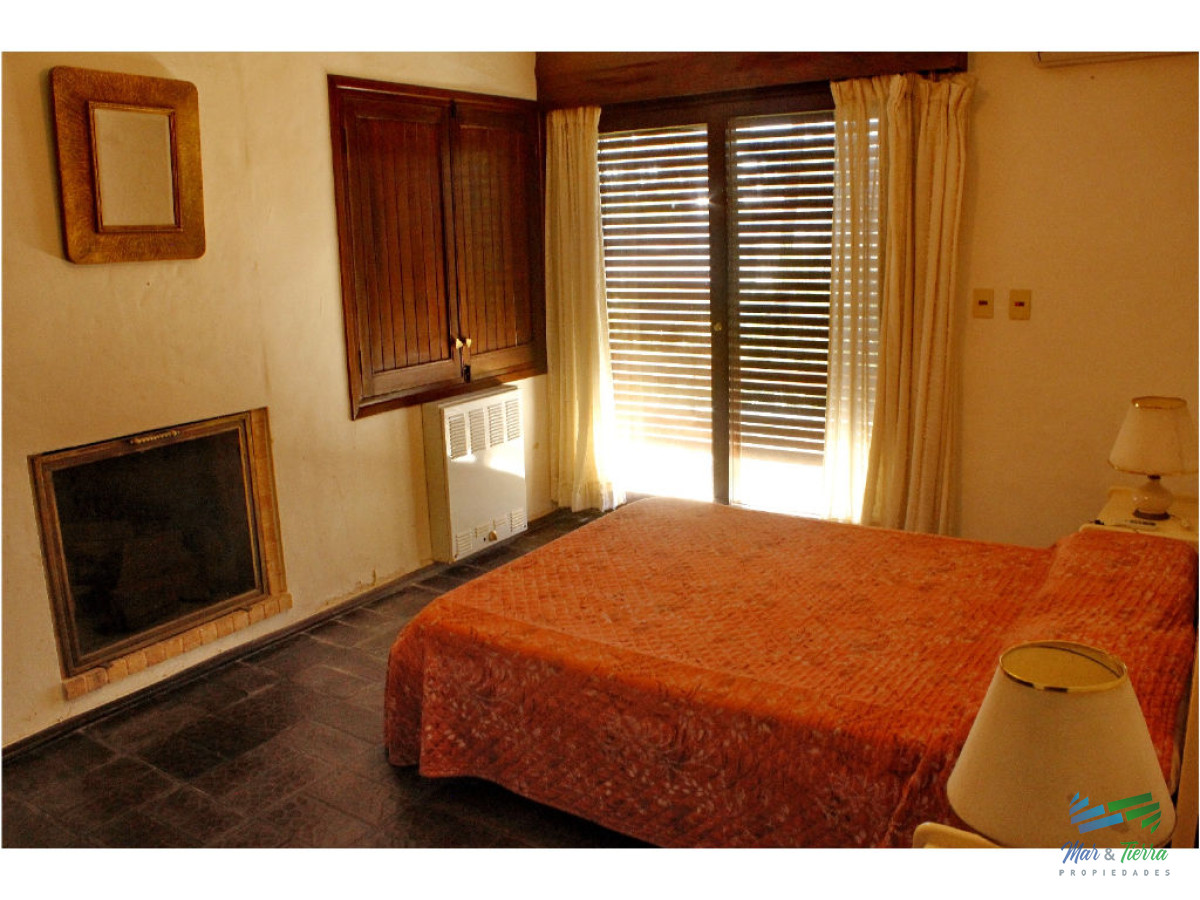 Casa ID.1853 - Vendo casa 5 dormitorios con piscina, primeras paradas playa mansa a 300 m del mar, Punta del Este.