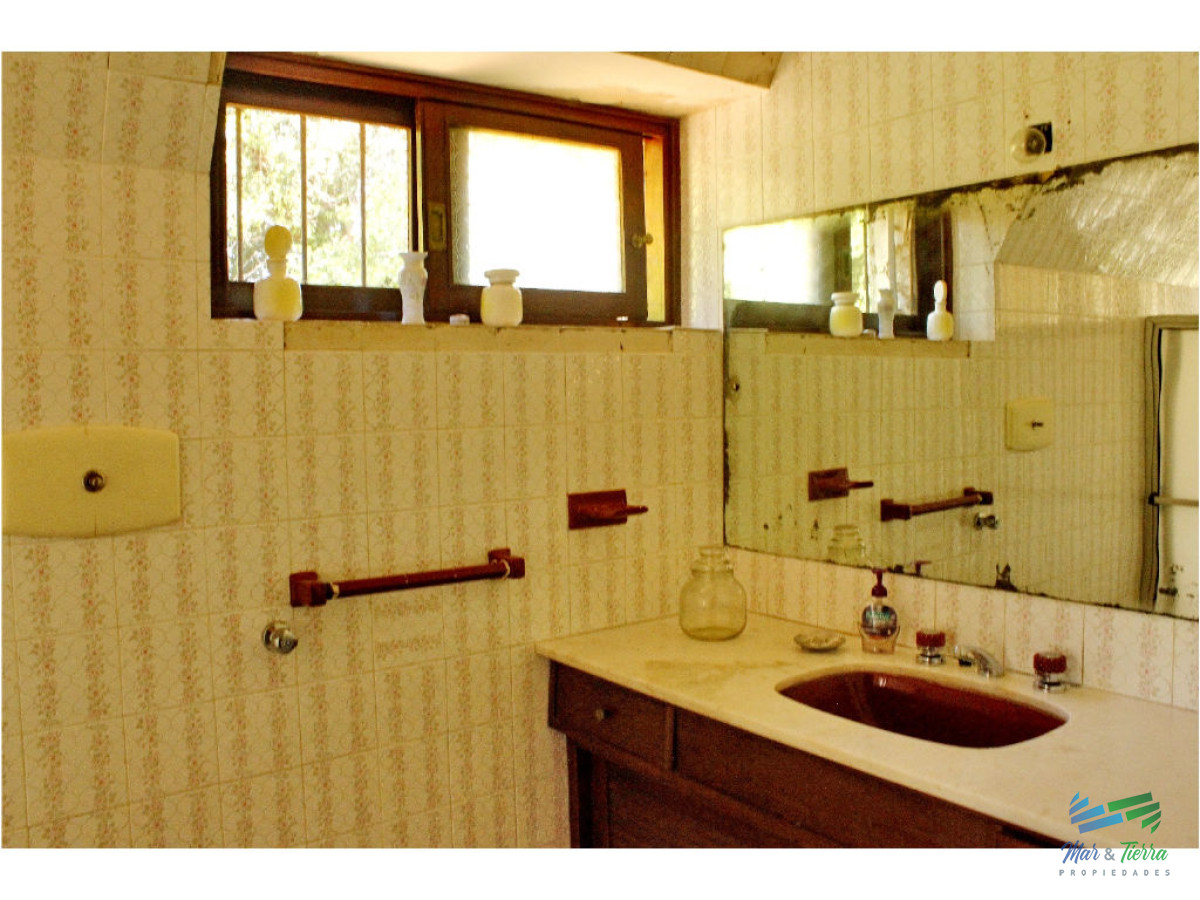 Casa ID.1853 - Vendo casa 5 dormitorios con piscina, primeras paradas playa mansa a 300 m del mar, Punta del Este.