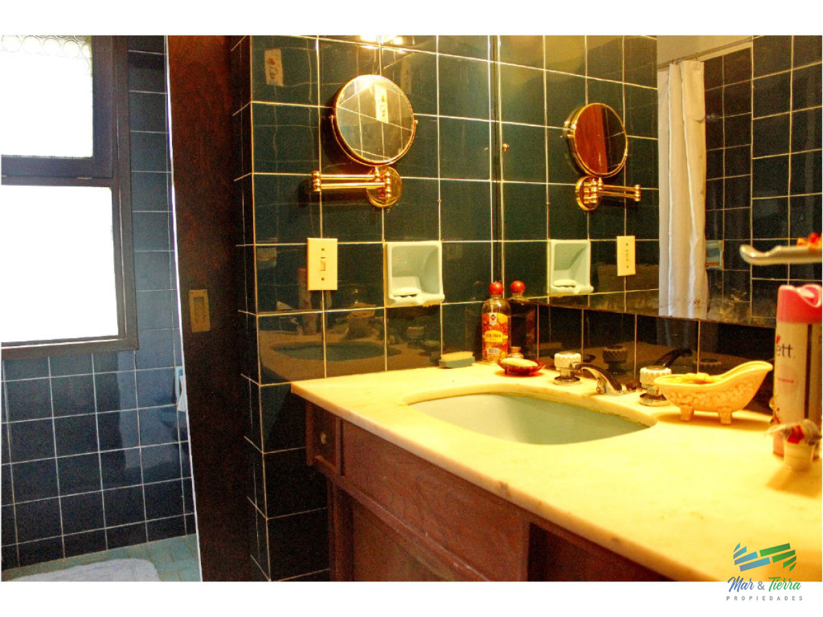 Casa ID.1853 - Vendo casa 5 dormitorios con piscina, primeras paradas playa mansa a 300 m del mar, Punta del Este.