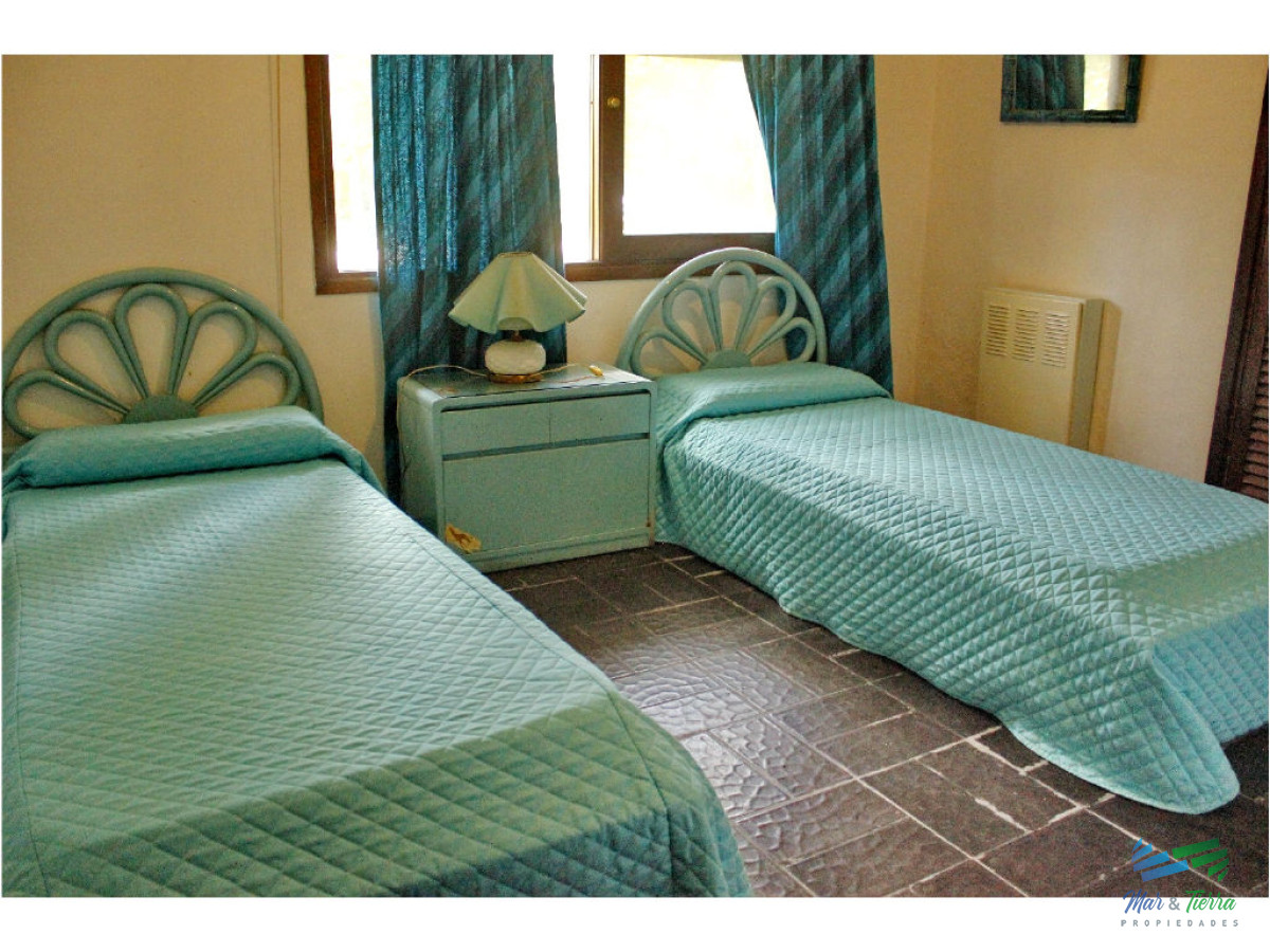 Casa ID.1853 - Vendo casa 5 dormitorios con piscina, primeras paradas playa mansa a 300 m del mar, Punta del Este.