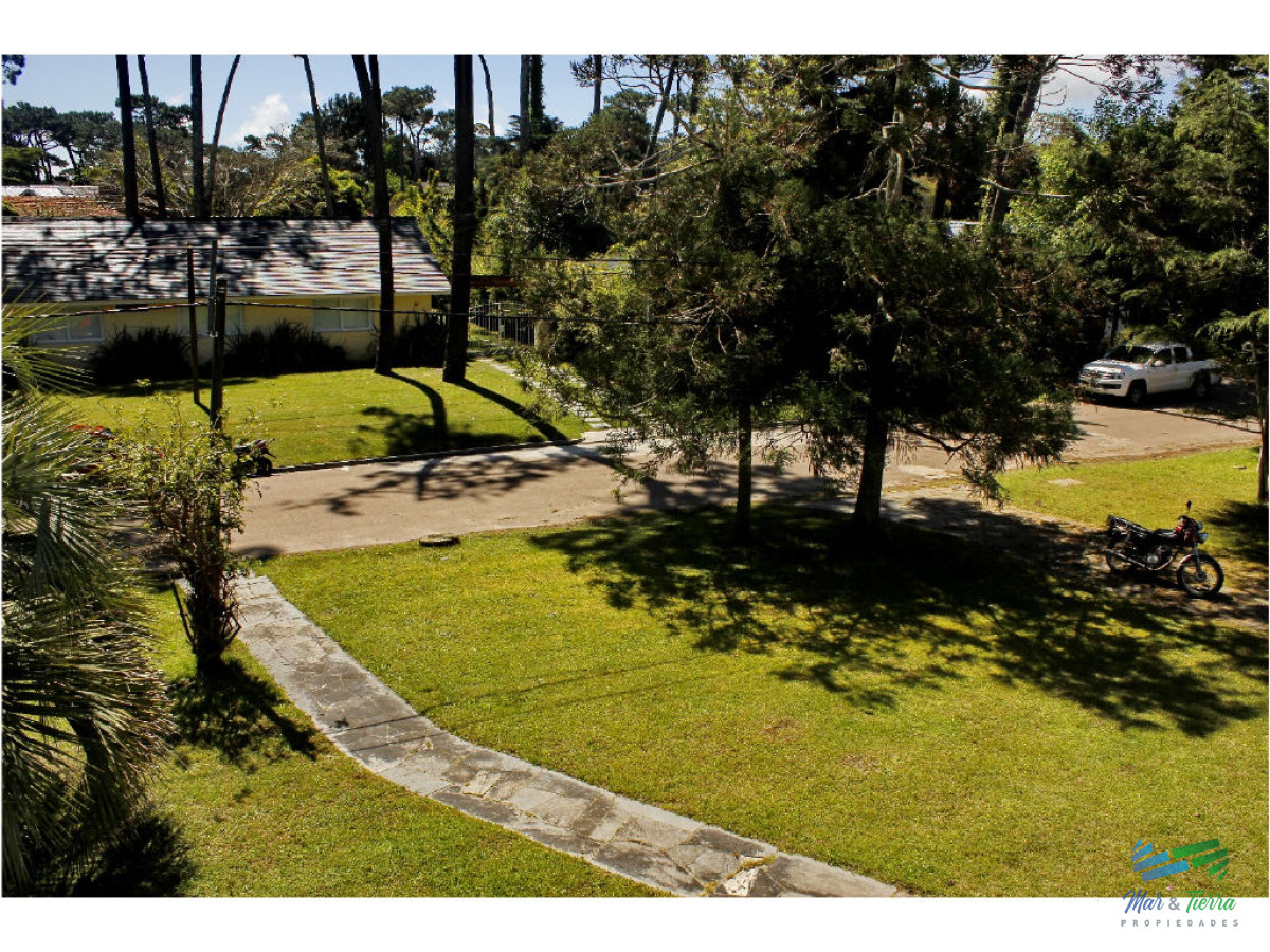 Casa ID.1853 - Vendo casa 5 dormitorios con piscina, primeras paradas playa mansa a 300 m del mar, Punta del Este.