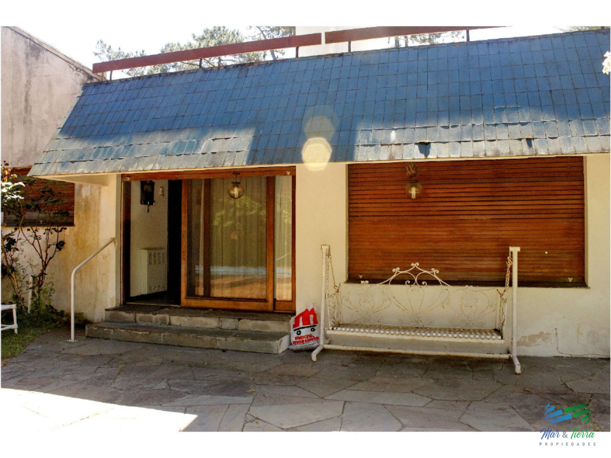 Casa ID.1853 - Vendo casa 5 dormitorios con piscina, primeras paradas playa mansa a 300 m del mar, Punta del Este.