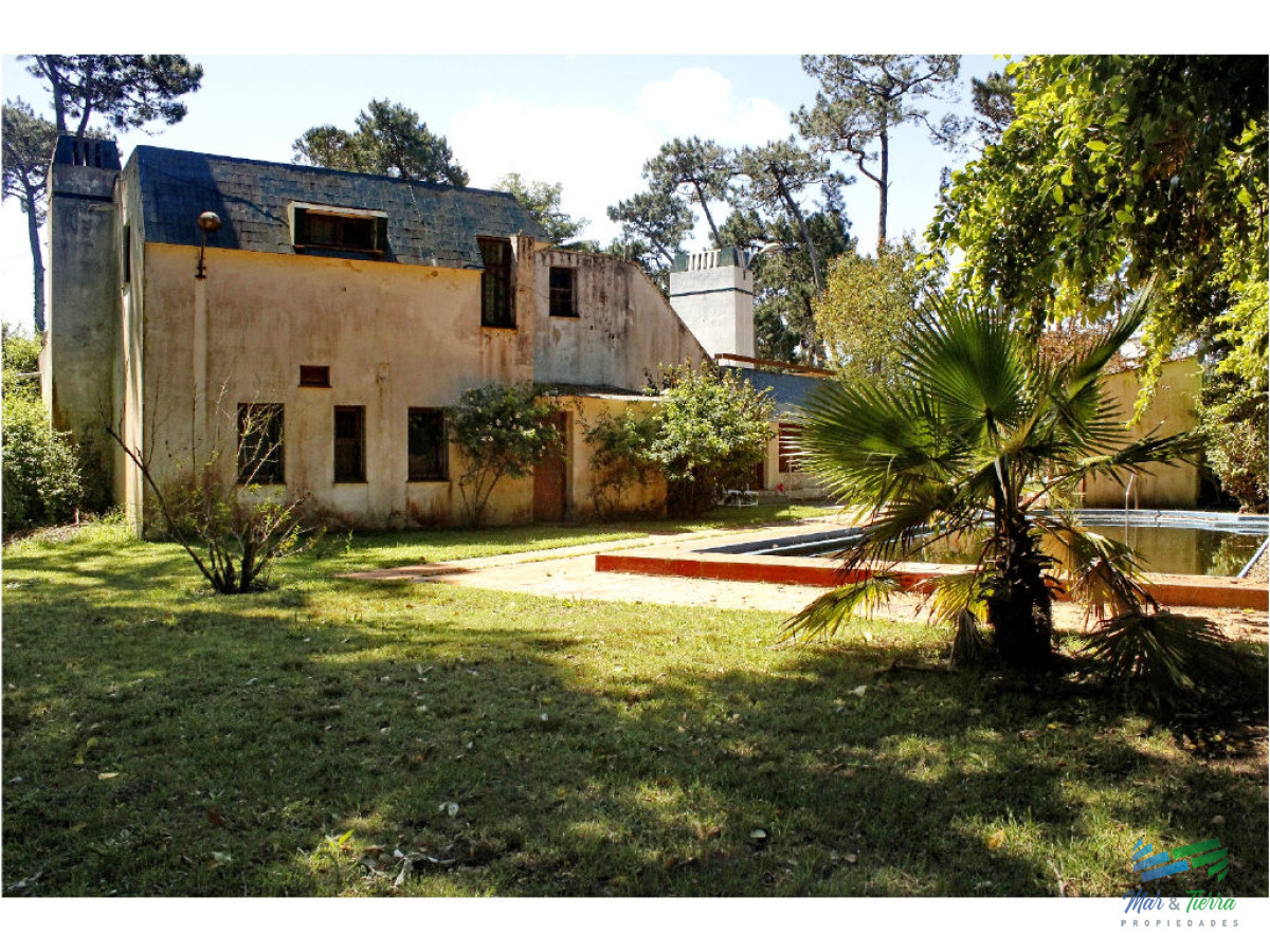Casa ID.1853 - Vendo casa 5 dormitorios con piscina, primeras paradas playa mansa a 300 m del mar, Punta del Este.