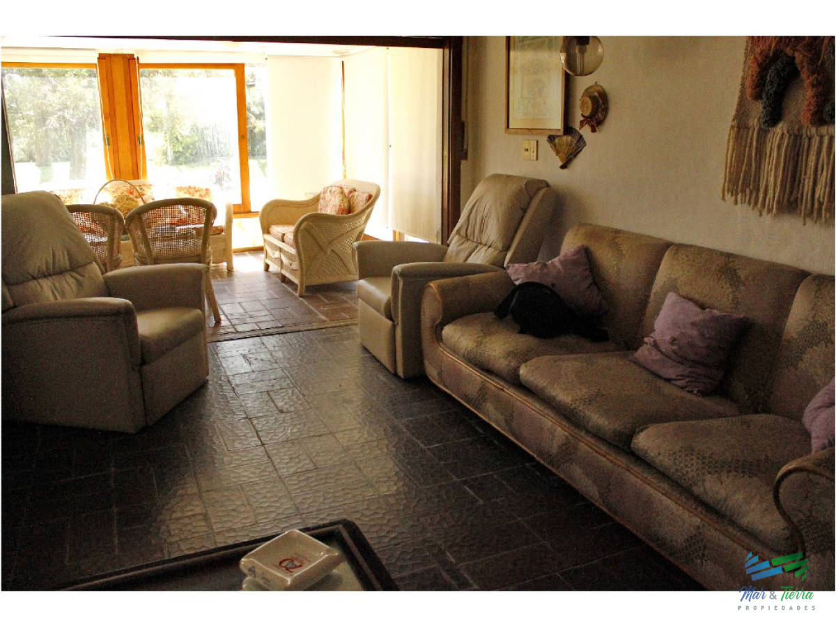 Casa ID.1853 - Vendo casa 5 dormitorios con piscina, primeras paradas playa mansa a 300 m del mar, Punta del Este.