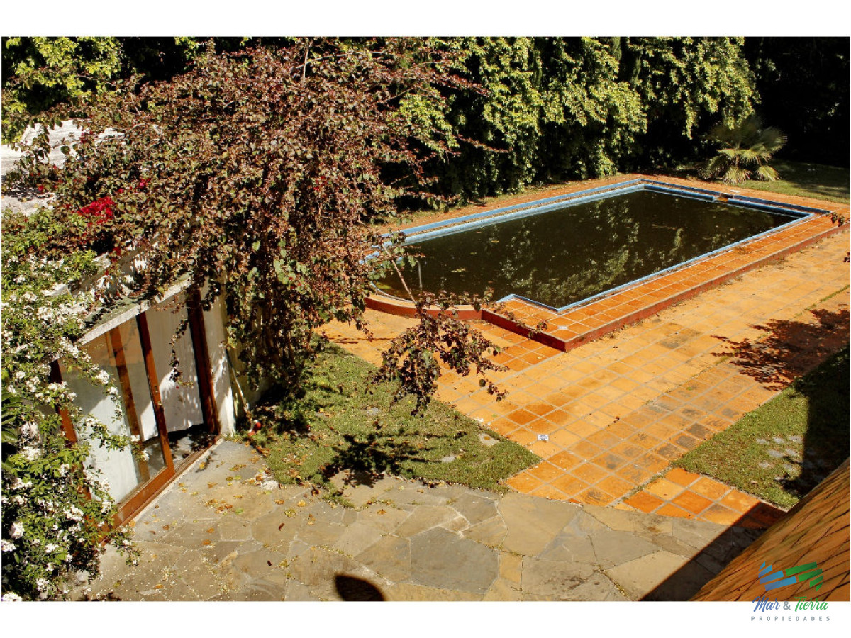 Casa ID.1853 - Vendo casa 5 dormitorios con piscina, primeras paradas playa mansa a 300 m del mar, Punta del Este.