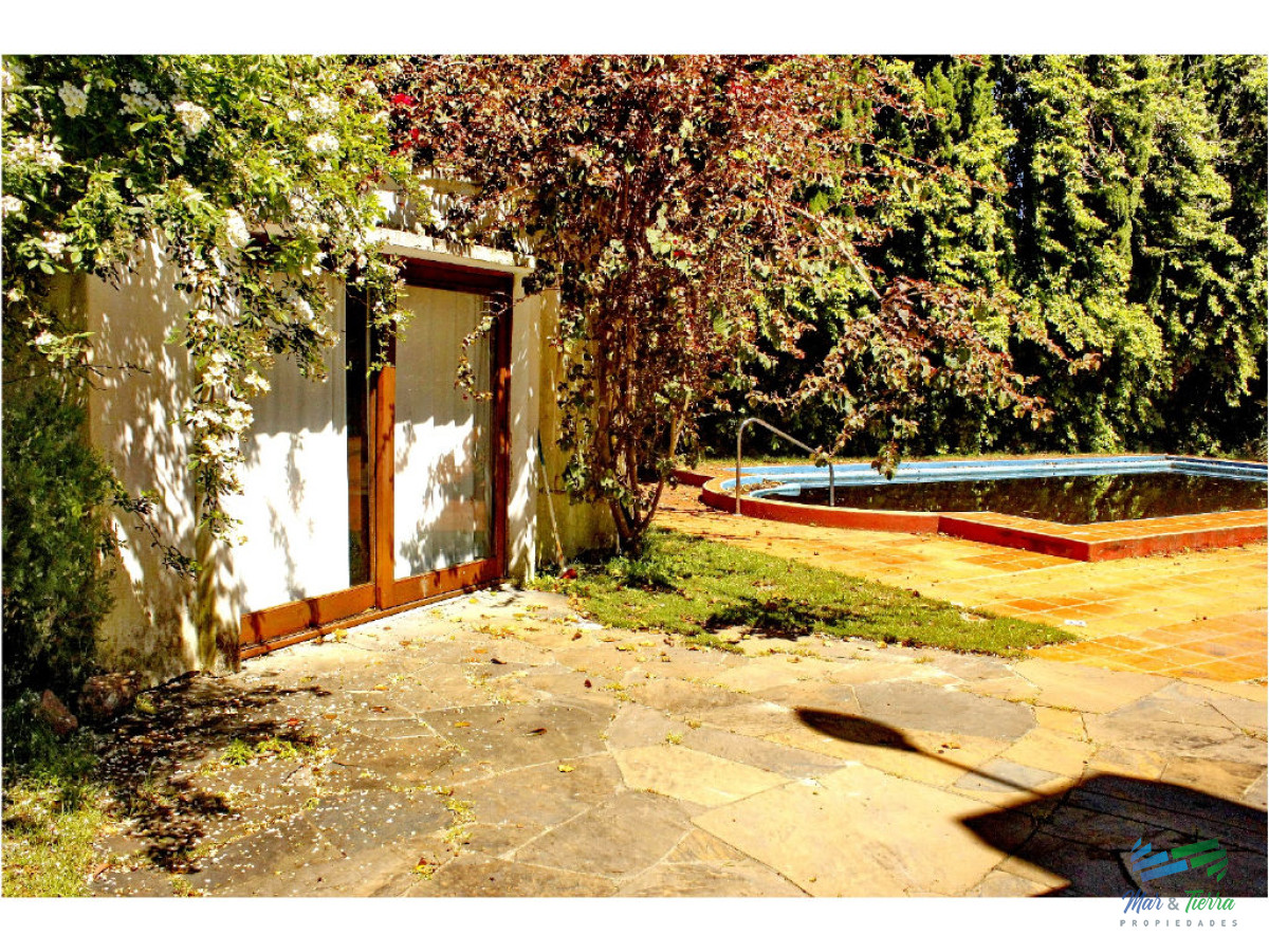 Casa ID.1853 - Vendo casa 5 dormitorios con piscina, primeras paradas playa mansa a 300 m del mar, Punta del Este.