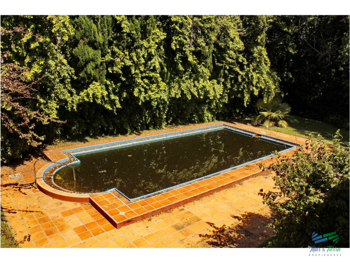Casa ID.1853 - Vendo casa 5 dormitorios con piscina, primeras paradas playa mansa a 300 m del mar, Punta del Este.