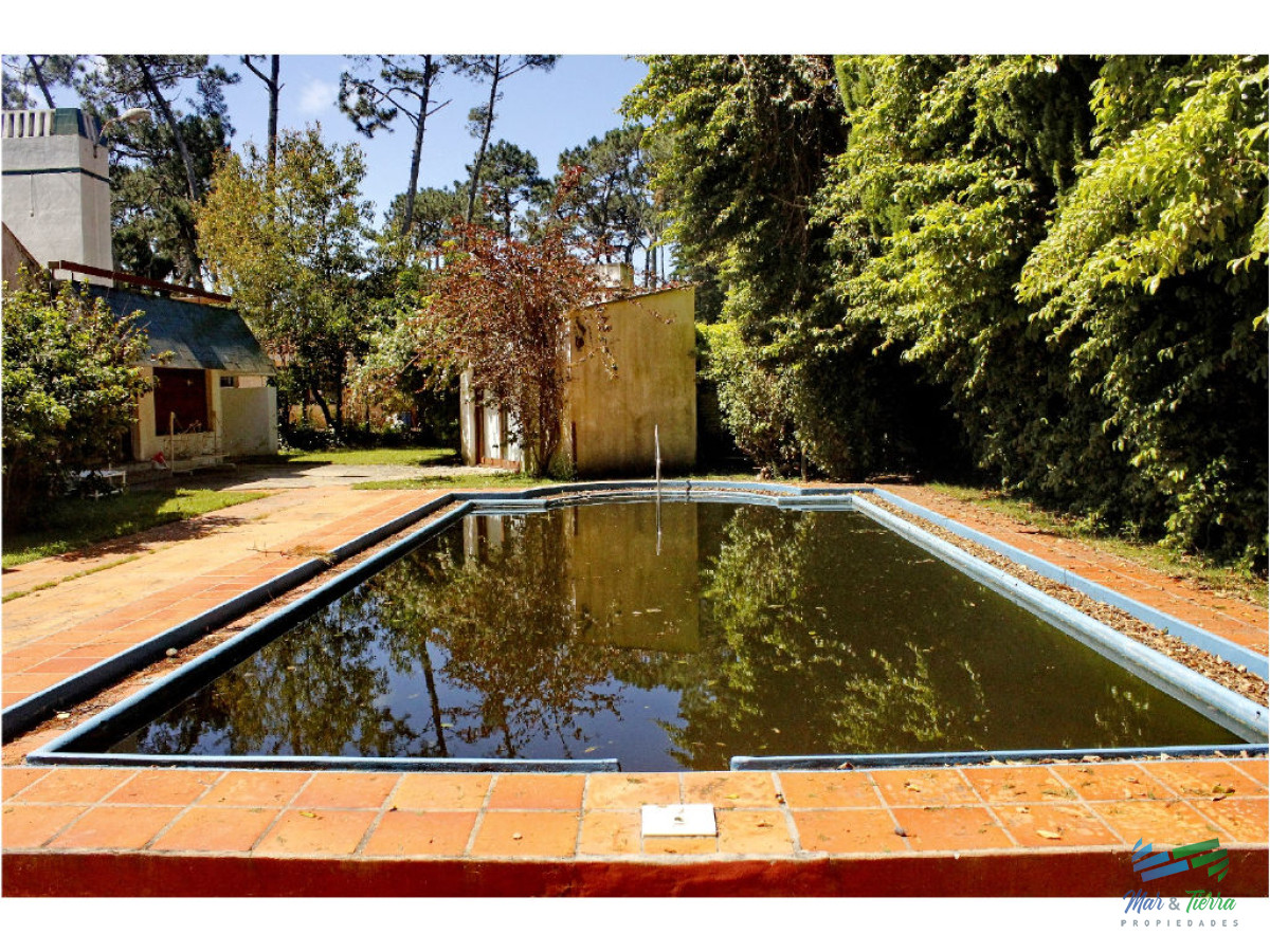 Casa ID.1853 - Vendo casa 5 dormitorios con piscina, primeras paradas playa mansa a 300 m del mar, Punta del Este.