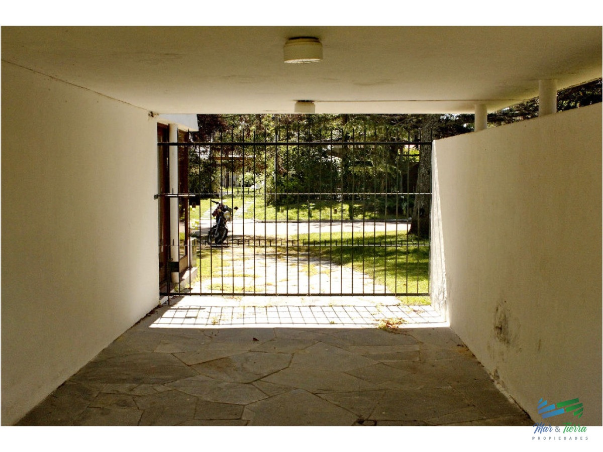 Casa ID.1853 - Vendo casa 5 dormitorios con piscina, primeras paradas playa mansa a 300 m del mar, Punta del Este.