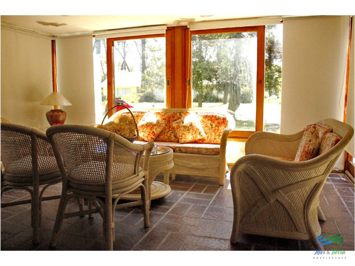 Casa ID.1853 - Vendo casa 5 dormitorios con piscina, primeras paradas playa mansa a 300 m del mar, Punta del Este.