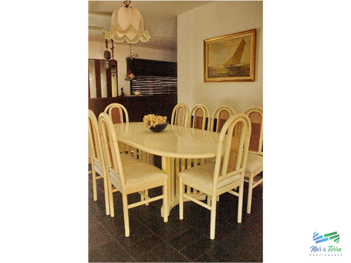 Casa ID.1853 - Vendo casa 5 dormitorios con piscina, primeras paradas playa mansa a 300 m del mar, Punta del Este.