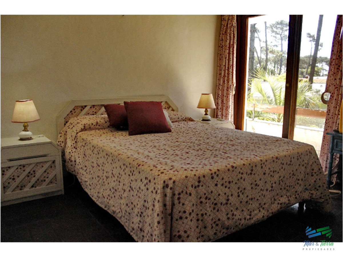 Casa ID.1853 - Vendo casa 5 dormitorios con piscina, primeras paradas playa mansa a 300 m del mar, Punta del Este.