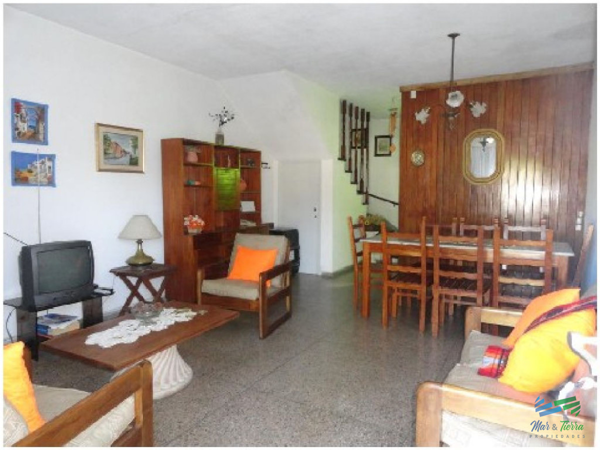 Casa ID.1572 - En Alquiler . Cómoda casa estilo PH, con jardín a pocos metros del mar (playa brava)