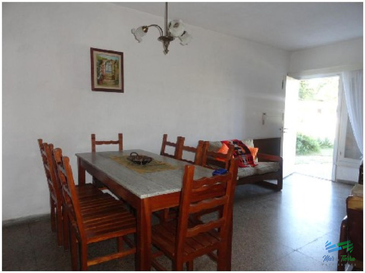 Casa ID.1572 - En Alquiler . Cómoda casa estilo PH, con jardín a pocos metros del mar (playa brava)