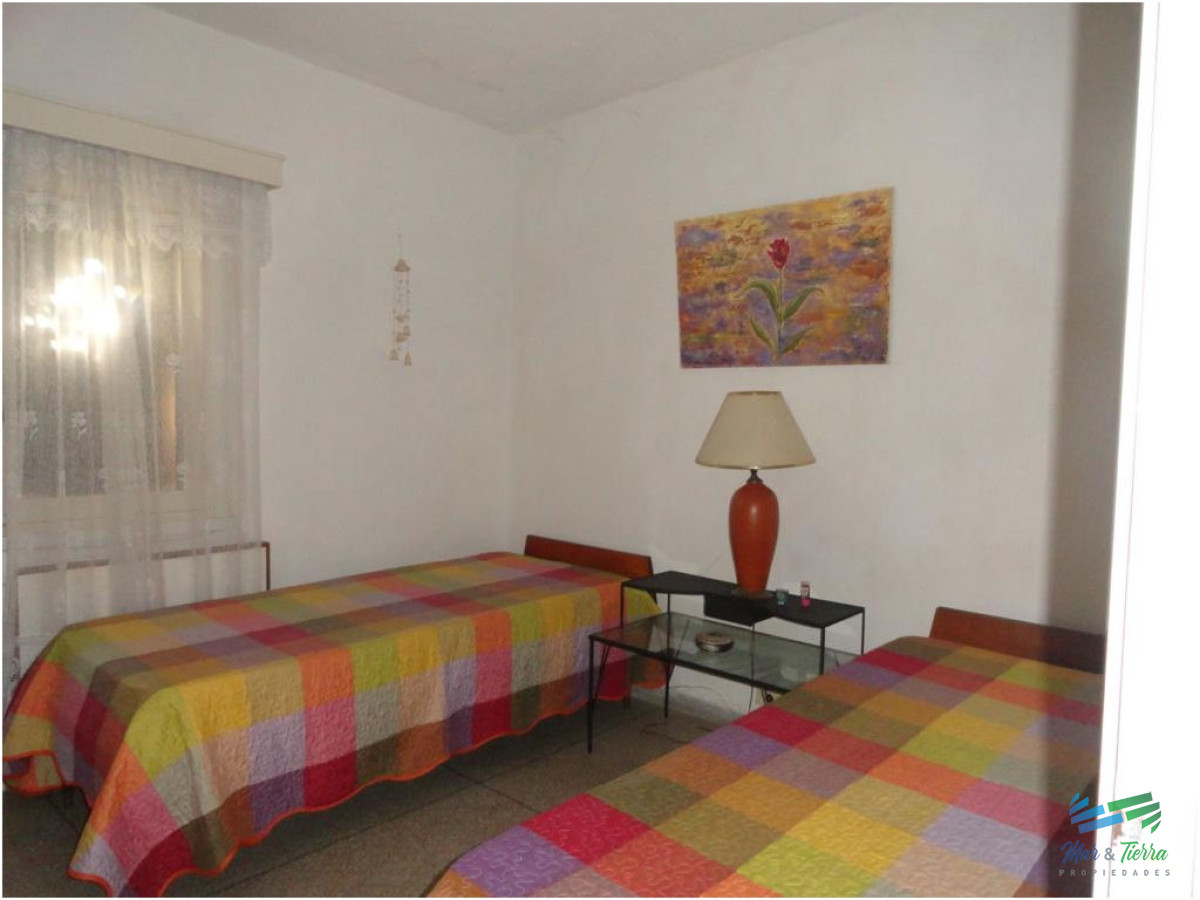 Casa ID.1572 - En Alquiler . Cómoda casa estilo PH, con jardín a pocos metros del mar (playa brava)