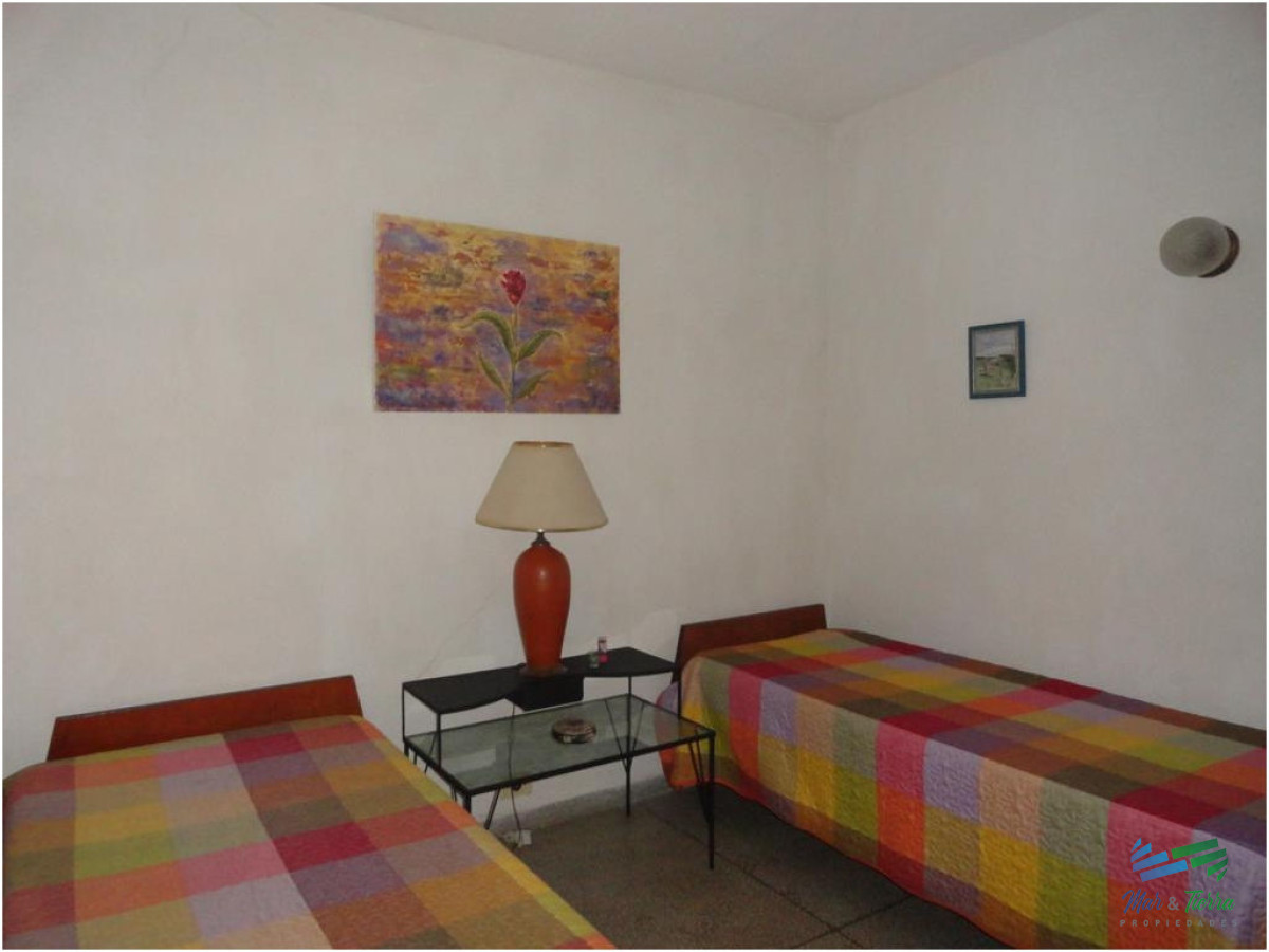 Casa ID.1572 - En Alquiler . Cómoda casa estilo PH, con jardín a pocos metros del mar (playa brava)