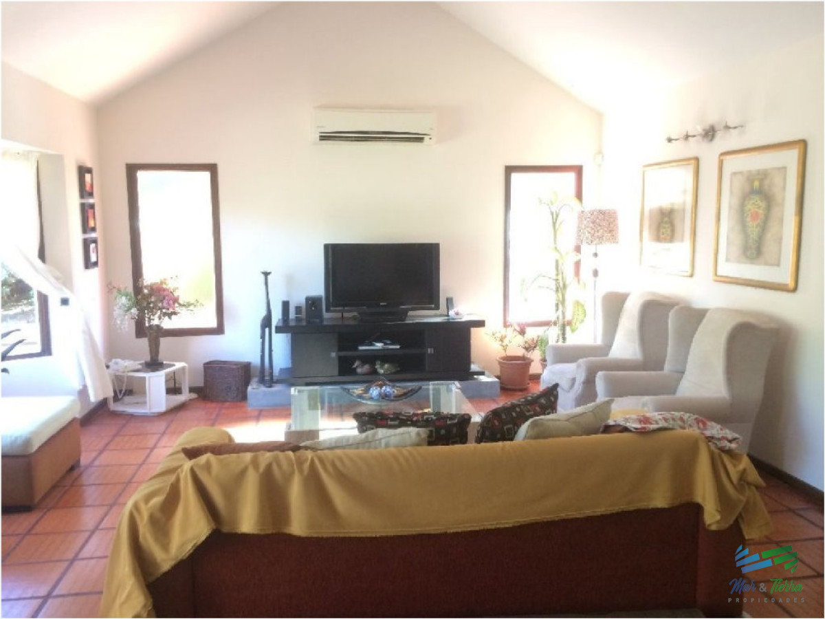 Casa ID.1964 - Hermoso Chalet.... en lindo barrio, ideal para vivir todo el año.