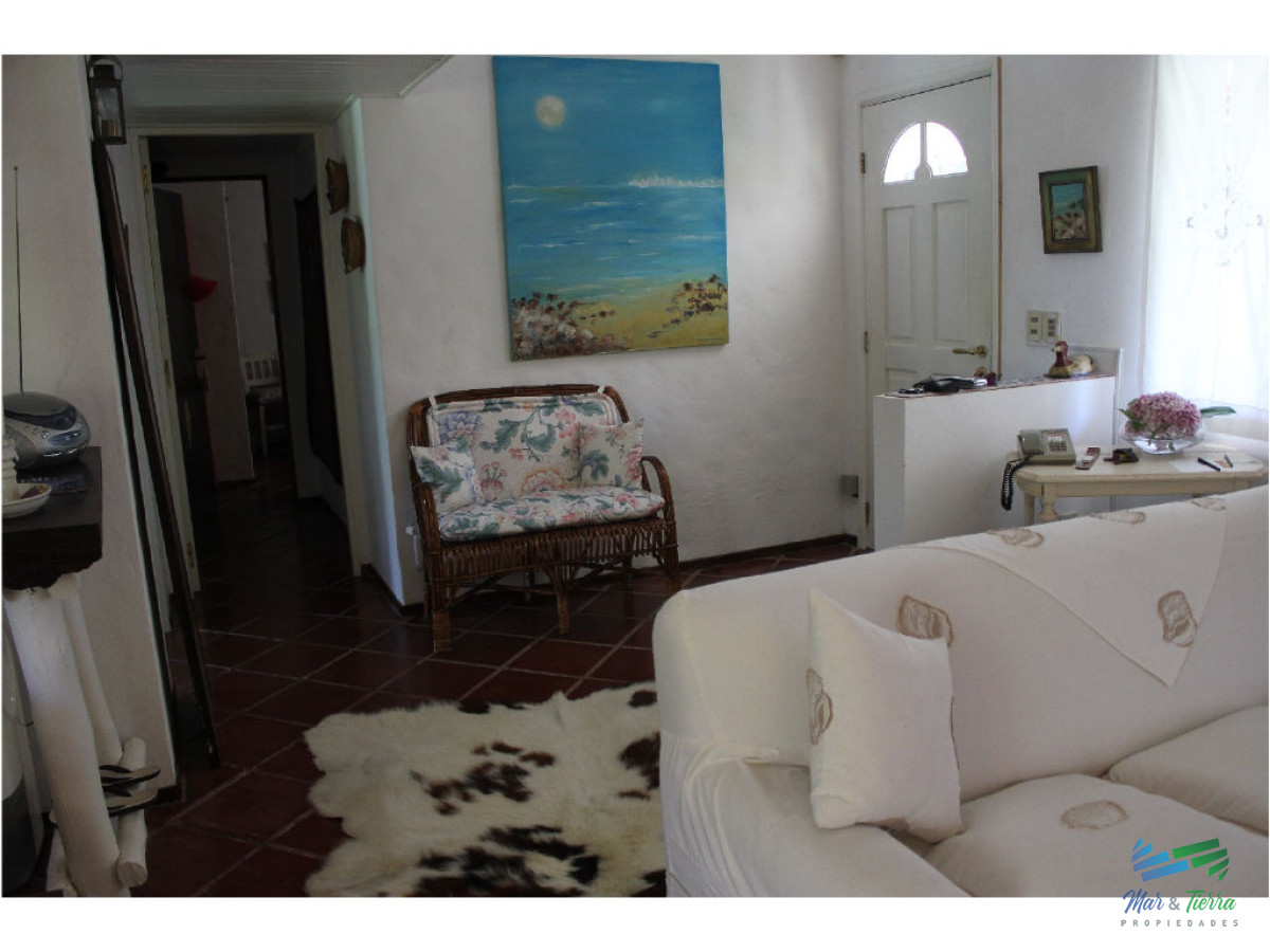 Casa ID.1602 - En venta y alquiler...  Casa en excelente zona, distribuida en dos plantas. 