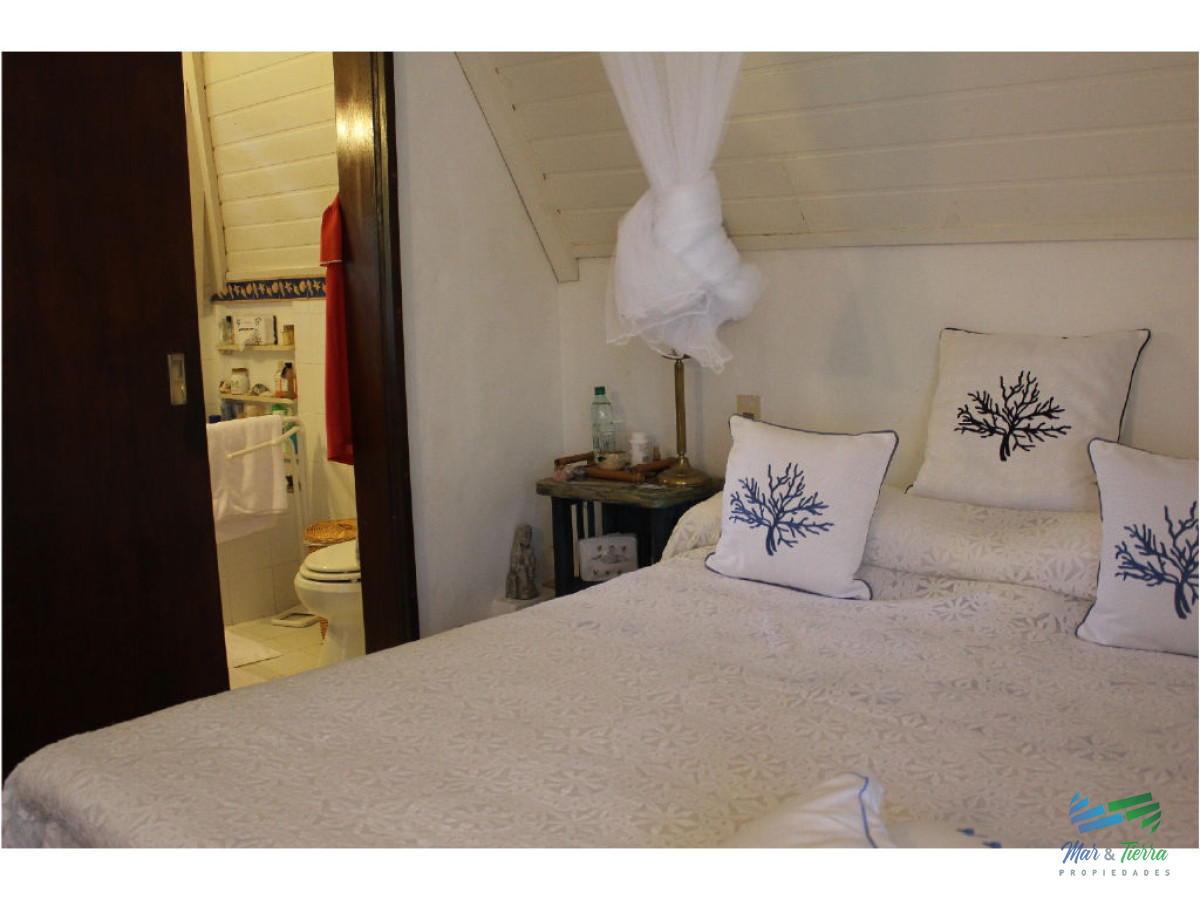Casa ID.1602 - En venta y alquiler...  Casa en excelente zona, distribuida en dos plantas. 