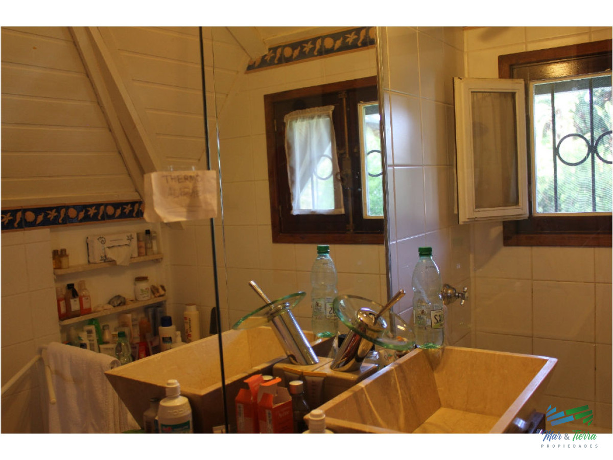Casa ID.1602 - En venta y alquiler...  Casa en excelente zona, distribuida en dos plantas. 