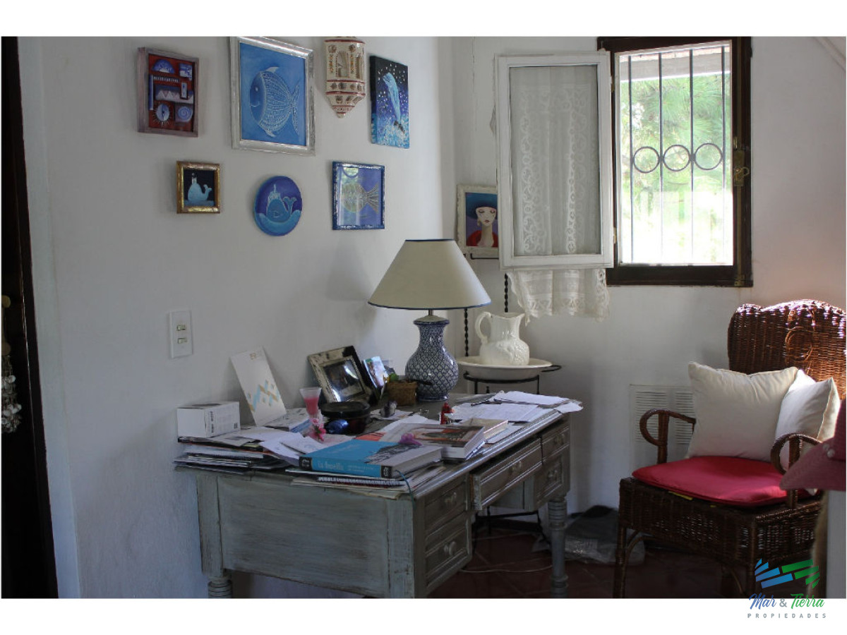 Casa ID.1602 - En venta y alquiler...  Casa en excelente zona, distribuida en dos plantas. 