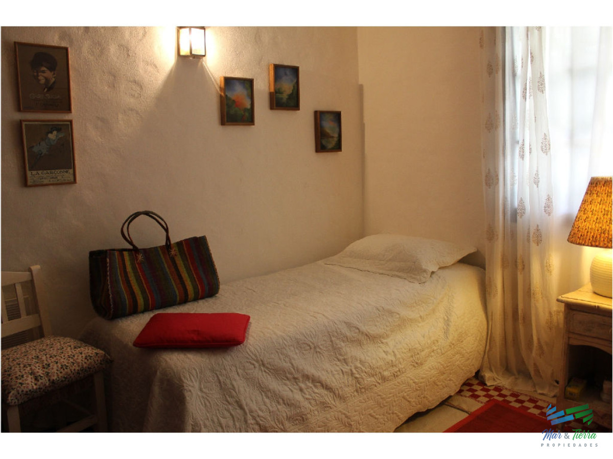 Casa ID.1602 - En venta y alquiler...  Casa en excelente zona, distribuida en dos plantas. 