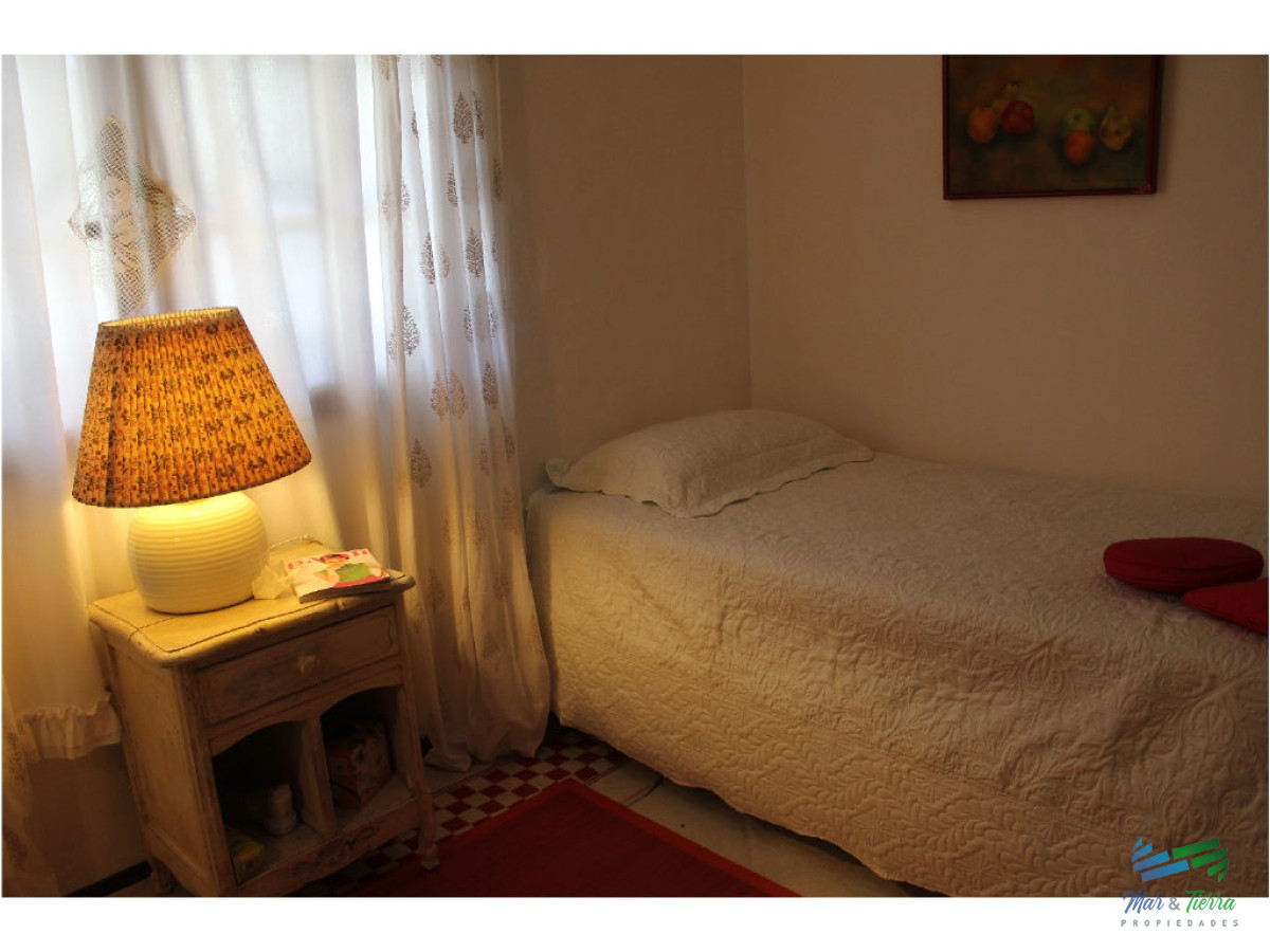 Casa ID.1602 - En venta y alquiler...  Casa en excelente zona, distribuida en dos plantas. 