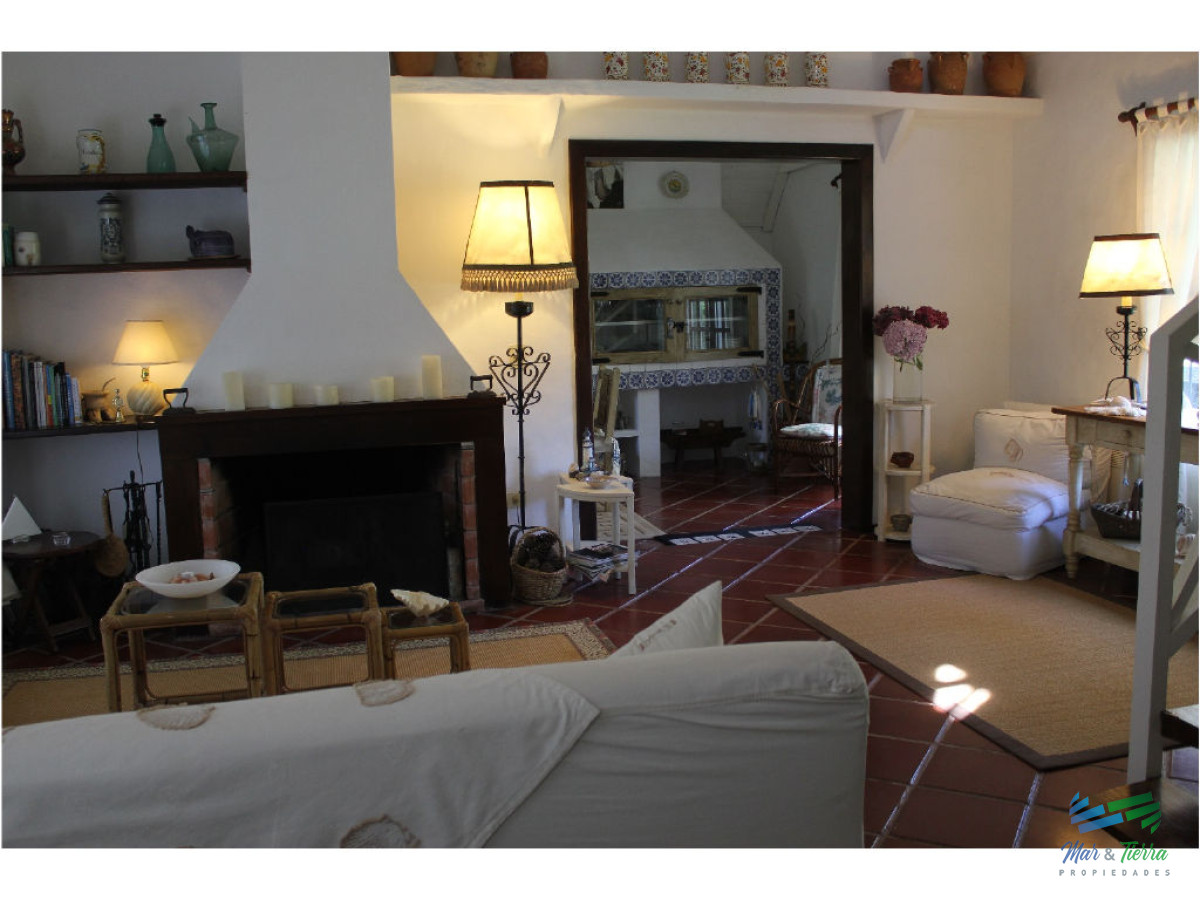 Casa ID.1602 - En venta y alquiler...  Casa en excelente zona, distribuida en dos plantas. 