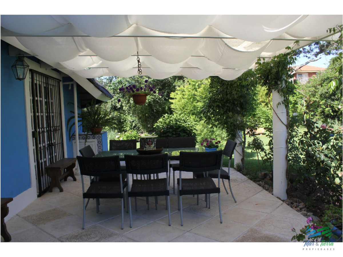Casa ID.1602 - En venta y alquiler...  Casa en excelente zona, distribuida en dos plantas. 