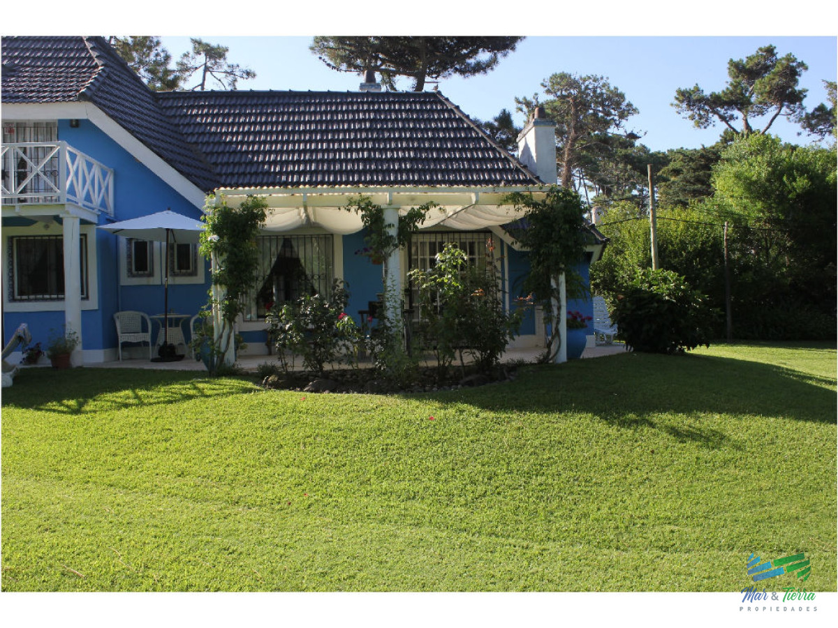Casa ID.1602 - En venta y alquiler...  Casa en excelente zona, distribuida en dos plantas. 
