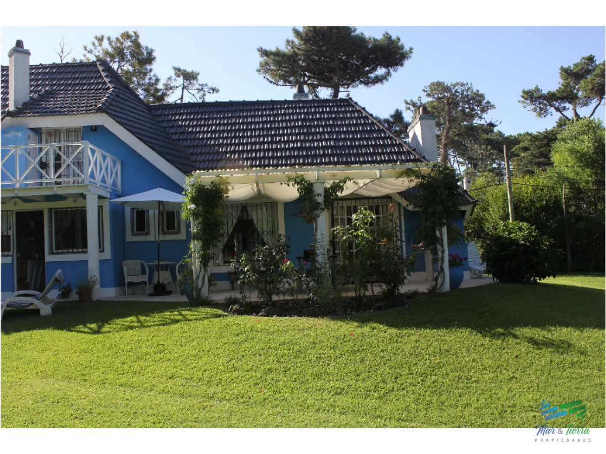 Casa ID.1602 - En venta y alquiler...  Casa en excelente zona, distribuida en dos plantas. 