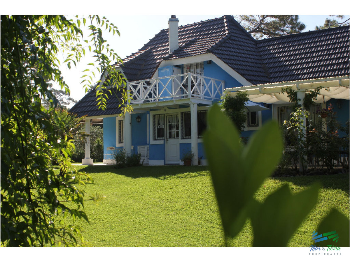 Casa ID.1602 - En venta y alquiler...  Casa en excelente zona, distribuida en dos plantas. 