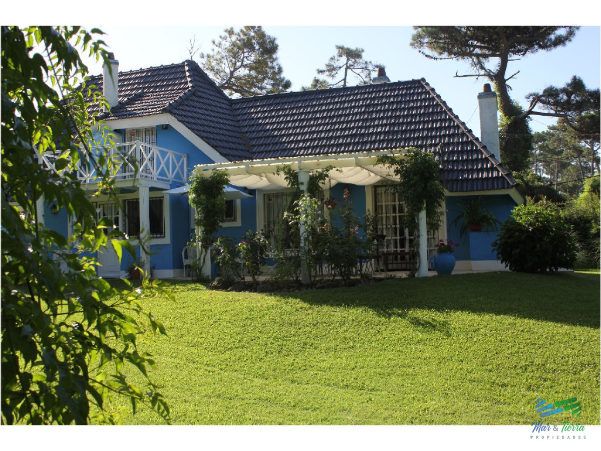 Casa ID.1602 - En venta y alquiler...  Casa en excelente zona, distribuida en dos plantas. 