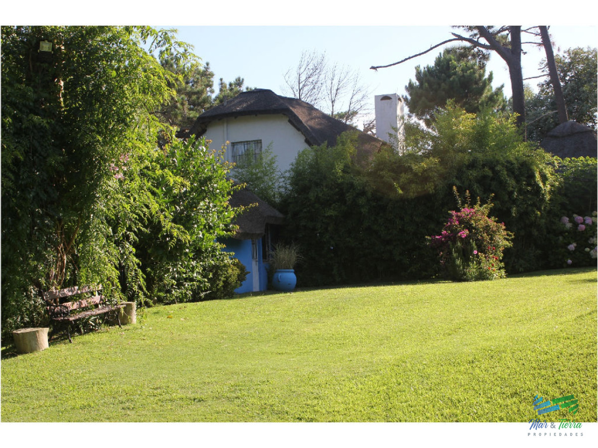 Casa ID.1602 - En venta y alquiler...  Casa en excelente zona, distribuida en dos plantas. 