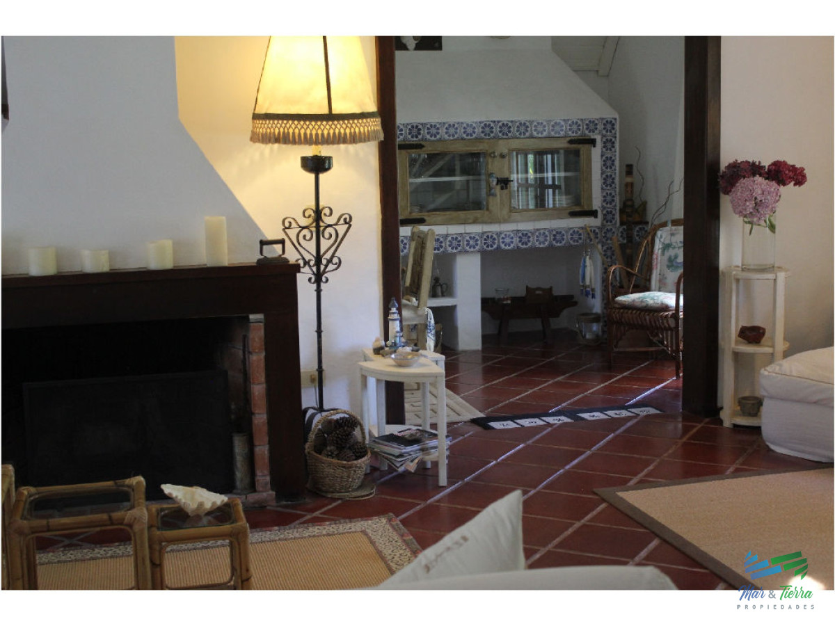Casa ID.1602 - En venta y alquiler...  Casa en excelente zona, distribuida en dos plantas. 