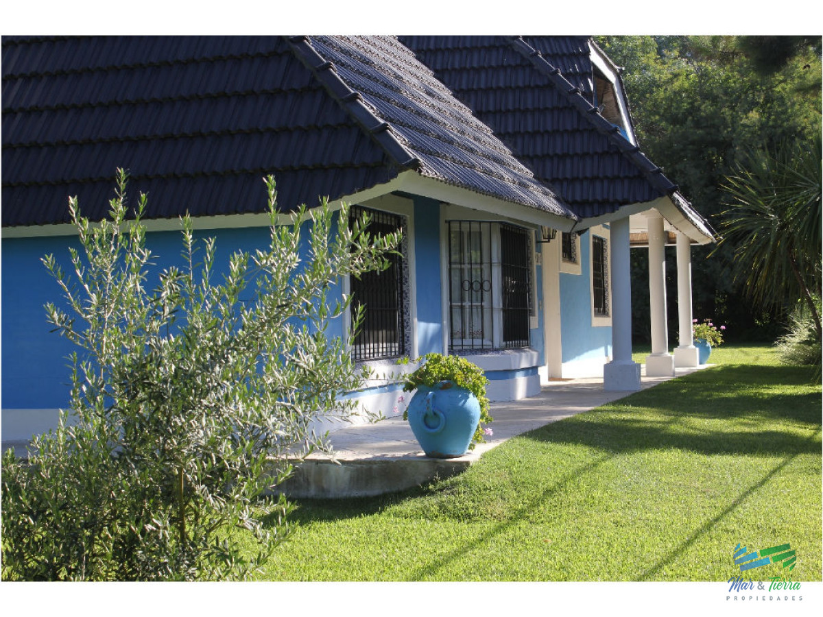 Casa ID.1602 - En venta y alquiler...  Casa en excelente zona, distribuida en dos plantas. 